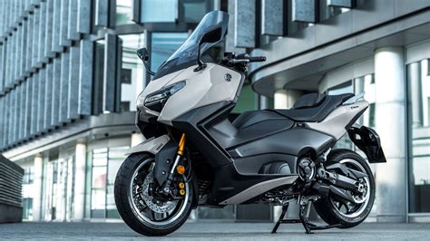 Yamaha TMAX su strada