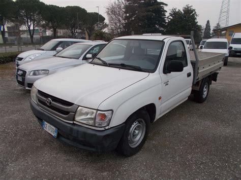 Toyota Hilux con cassone ribaltabile personalizzato