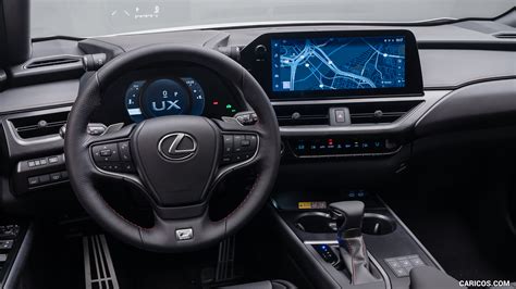 Interni Lexus UX con cruscotto digitale