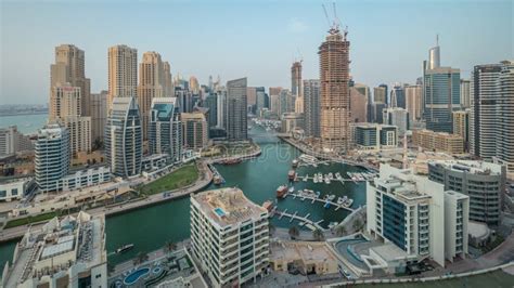 Panorama di Dubai con grattacieli e porto