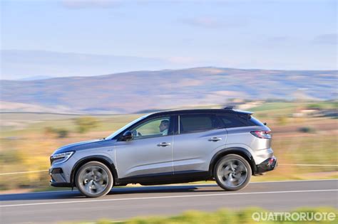 Renault Austral in movimento su strada urbana