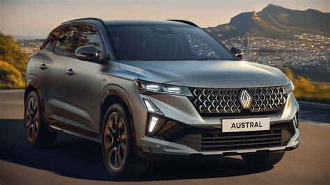 Renault Austral parcheggiata di fronte a un paesaggio montano