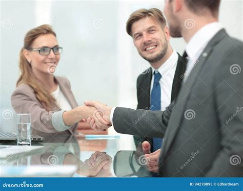 Un uomo d'affari sorridente che stringe la mano a un cliente