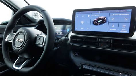 Interni Jeep Avenger con display