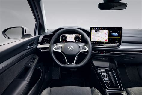 Interni della Volkswagen Golf 8.5 con schermo da 12,9 pollici