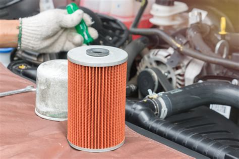 ubicazione del filtro del gasolio nel vano motore di una Opel Zafira