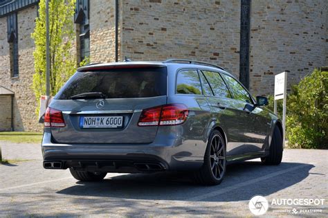 Mercedes Classe E S212 station wagon parcheggiata davanti a un edificio storico