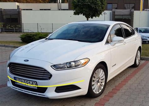 Ford Mondeo con sensori di parcheggio evidenziati