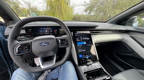 Interni Ford Mondeo con volante e display informazioni