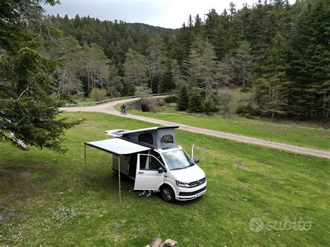 Volkswagen Multivan camperizzato in un paesaggio naturale
