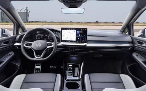Interni Volkswagen Golf 7 con schermo multifunzione