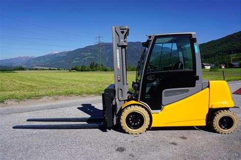 carrello elevatore diesel in magazzino