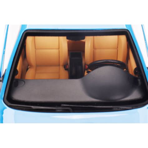 Fiat Coupé rossa con interni in pelle color cuoio in esposizione