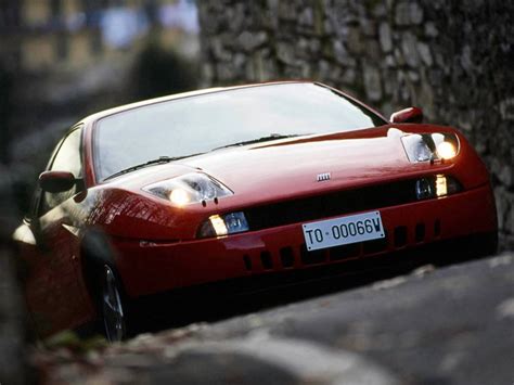 Dettagli del design esterno della Fiat Coupé, inclusi i proiettori a doppia bolla e i tagli sui passaruota