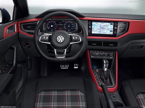 Interni Volkswagen Polo GTI con volante sportivo