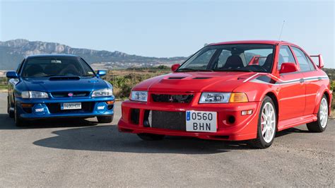 Subaru Impreza WRX STi e Mitsubishi Lancer Evolution affiancate in un rally