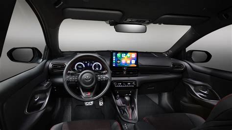 Interni della nuova Toyota Yaris Hybrid con strumentazione digitale