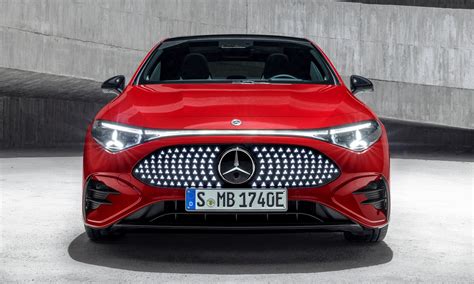Mercedes-Benz CLA Coupé in primo piano con elementi di design futuristici