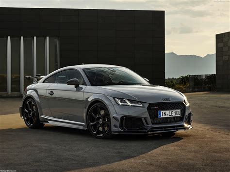 Audi TT TDI in movimento su strada tortuosa