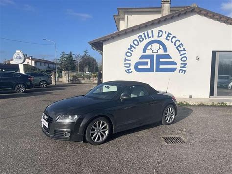 Audi TT parcheggiata in ambiente urbano