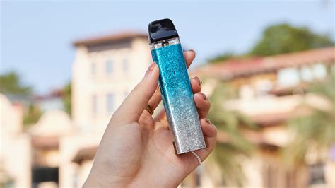 Sigaretta elettronica immersa nel riso per asciugatura