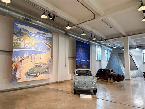 Interno del Centro Storico Fiat con esposizione di veicoli d'epoca
