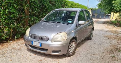 Schema che illustra il divano scorrevole della Toyota Yaris prima serie e il suo impatto sulla capacità del bagagliaio