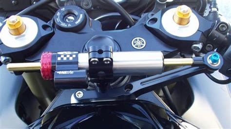 Ammortizzatore di sterzo installato su Yamaha R6