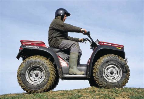 Dettaglio del manubrio del Bombardier Traxter con comandi