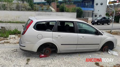 auto abbandonata in un ambiente urbano