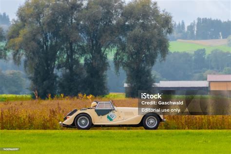 auto d'epoca in un contesto pittoresco