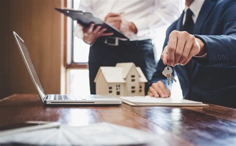Consulente immobiliare che assiste un cliente