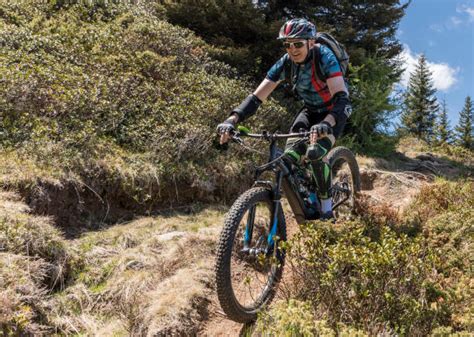 Volvo FMX in azione su un terreno accidentato