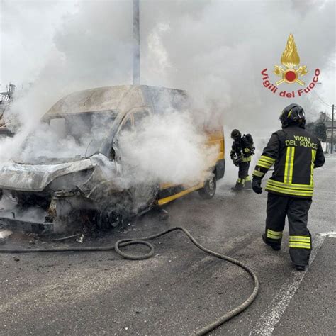 Vigili del fuoco che spengono un'auto in fiamme