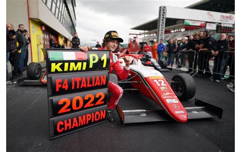 Kimi Antonelli festeggia la vittoria di un Gran Premio di Formula 1