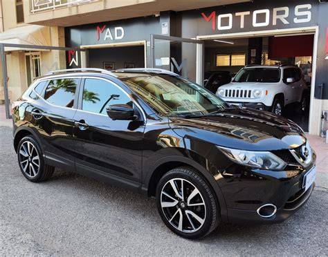 Nissan Qashqai su strada con tetto panoramico aperto
