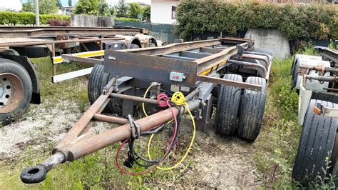 Silo-veicolo pneumatico ancorato a un rimorchio