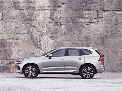 Volvo XC60 Ibrida Plug-in in un contesto urbano