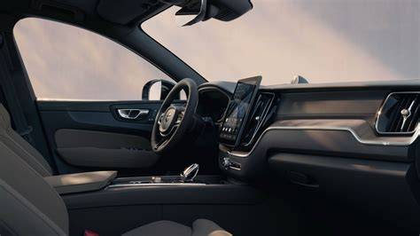 Interni della Volvo XC60 con sistema di infotainment
