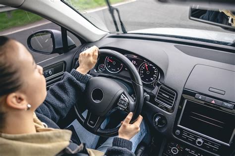 Un bambino piccolo al volante di un'auto giocattolo con un padre che lo incoraggia