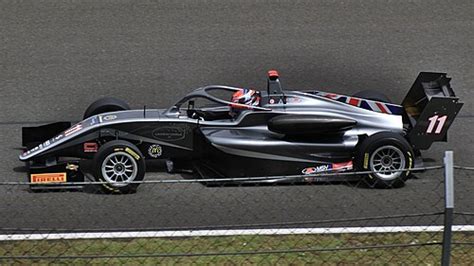 Pilota automobilistico in curva estrema