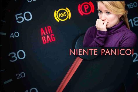 Cruscotto di un'auto con la spia dell'airbag accesa