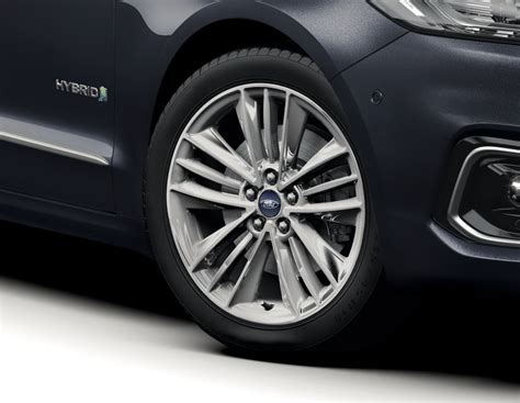 Ford Mondeo Vignale con cerchi in lega