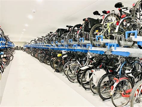 illustrazione di una flotta di biciclette elettriche parcheggiate ordinatamente davanti a un moderno ufficio aziendale