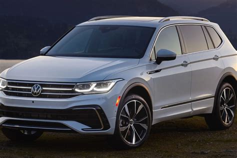 Volkswagen Tiguan con cofano aperto