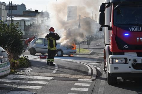 Automobile in fiamme