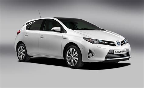 Toyota Auris Hybrid in fase di sorpasso