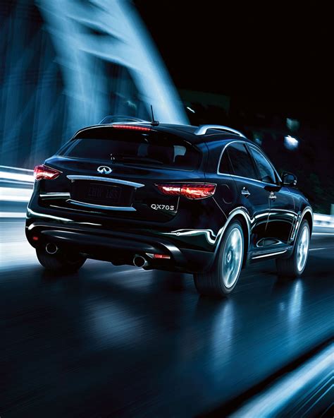 Infiniti QX70 in una posa dinamica