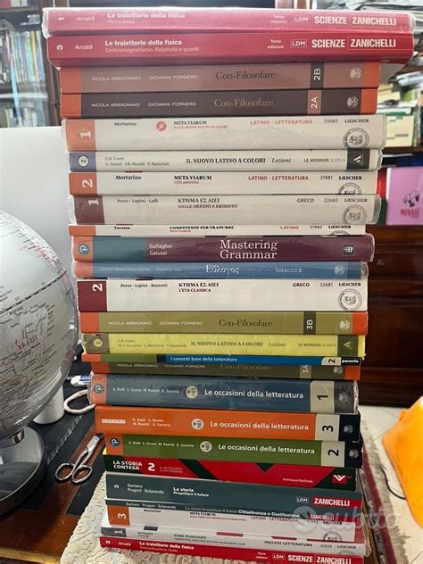 Pila di libri scolastici nuovi e usati con cartellini di sconto