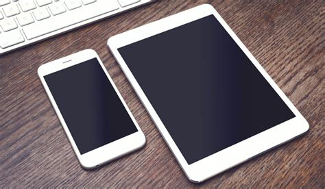 Smartphone e tablet ricondizionati su un tavolo